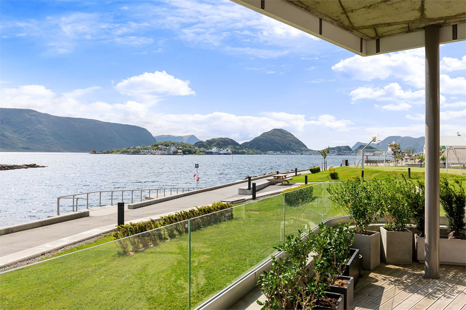 Leiligheten har to sørvendte terrasser med flott utsikt mot fjorden og fellesområdene. Her kan du ta deg et bad bare noen få meter fra leiligheten