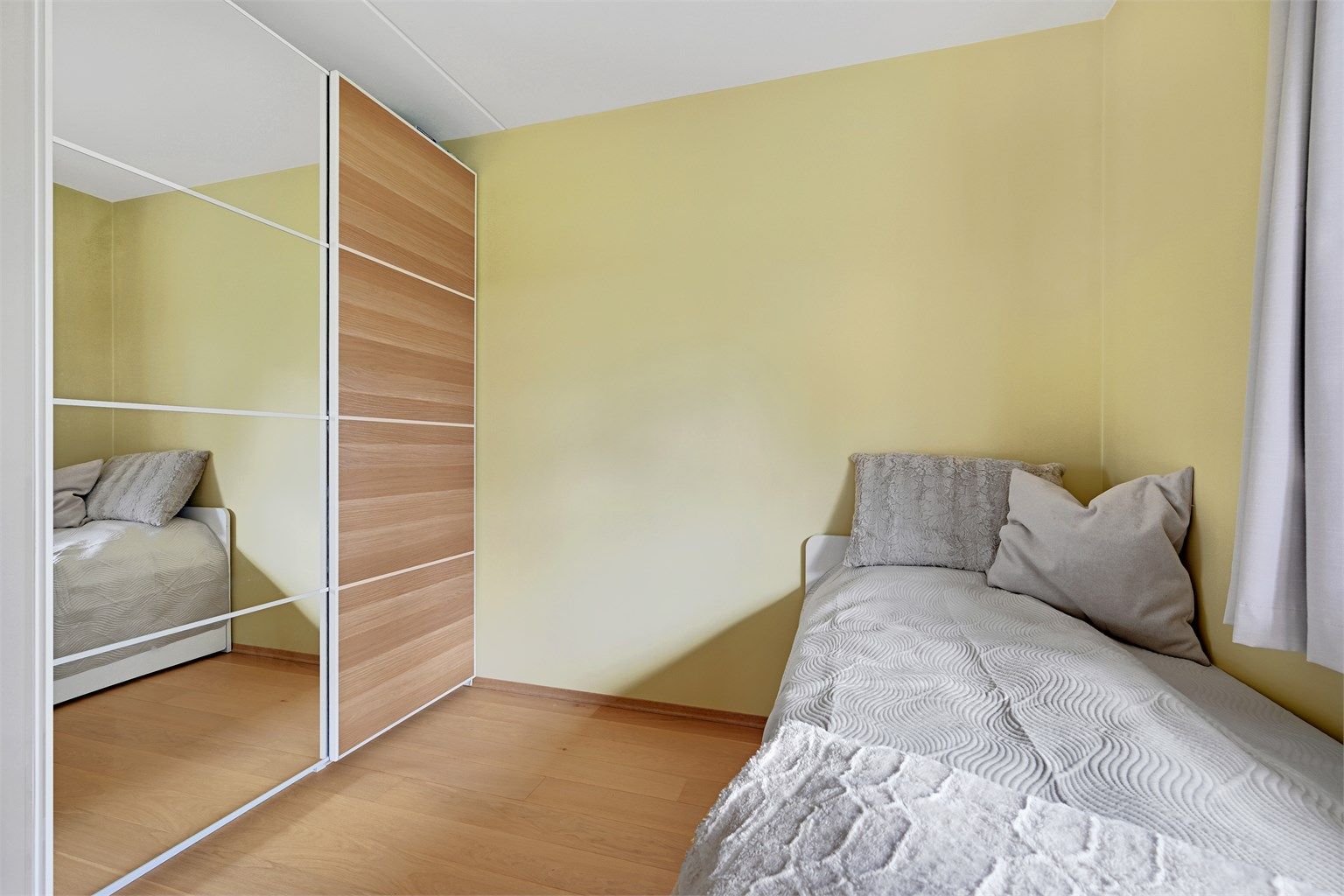 Skyvedørsgarderobe med speildører gir gode oppbevaringsmuligheter.