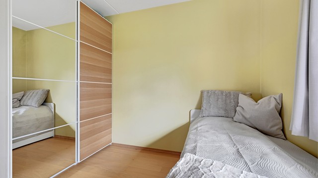 Skyvedørsgarderobe med speildører gir gode oppbevaringsmuligheter.
