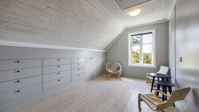 Plassbygde skap og skuffer gir smart utnyttelse av plassen og rikelig med lagring.