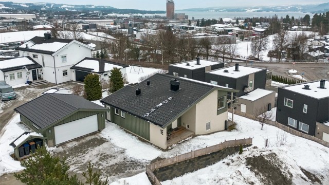 Velkommen til Fremstadvegen 1E! Arkitekttegnet enebolig av Arne Bruun-Trulsen med spennende planløsning over flere nivåer.
