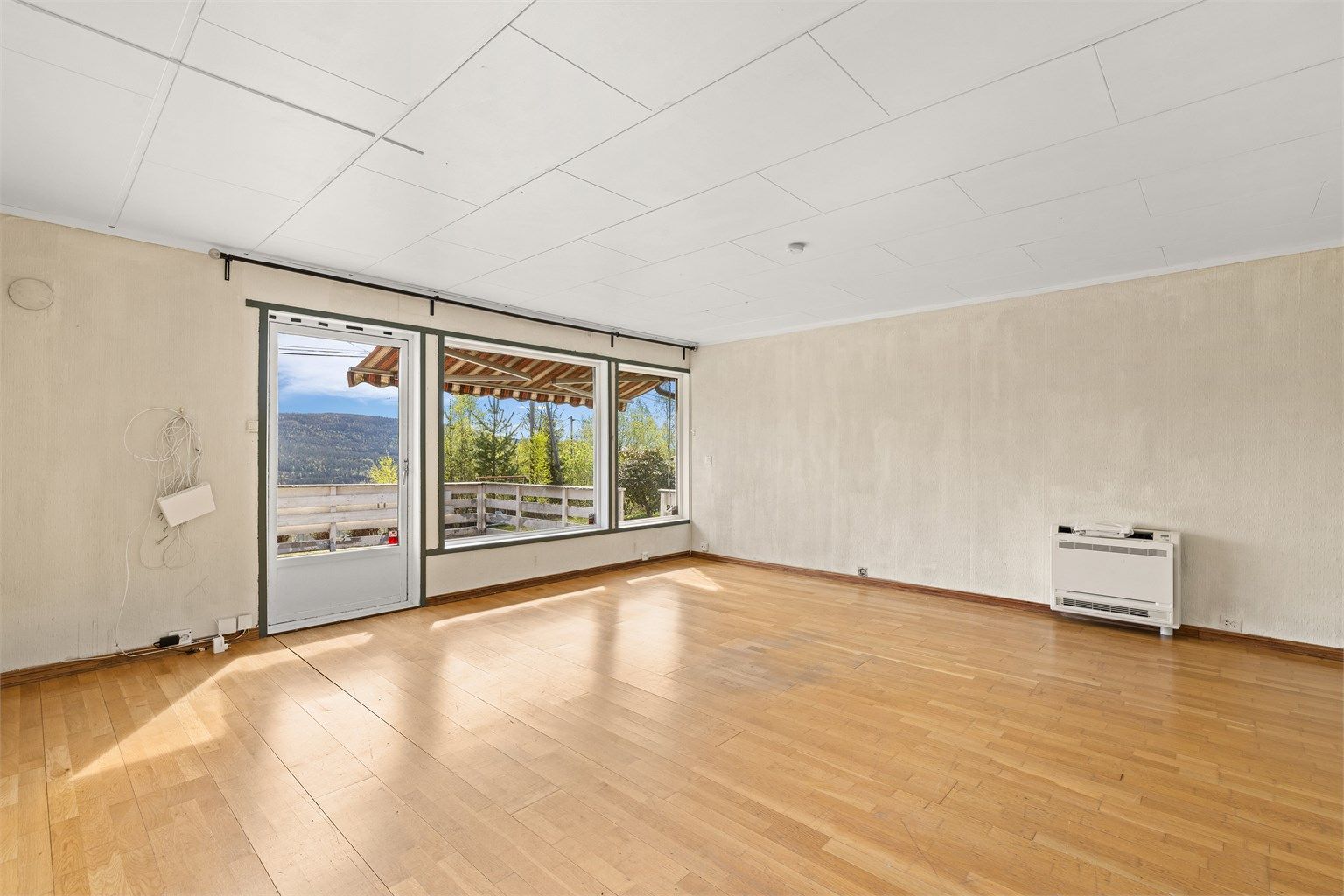 Stue med utgang til terrassen, varmepumpe innstallert i stuen