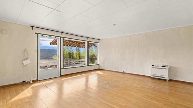 Stue med utgang til terrassen, varmepumpe innstallert i stuen