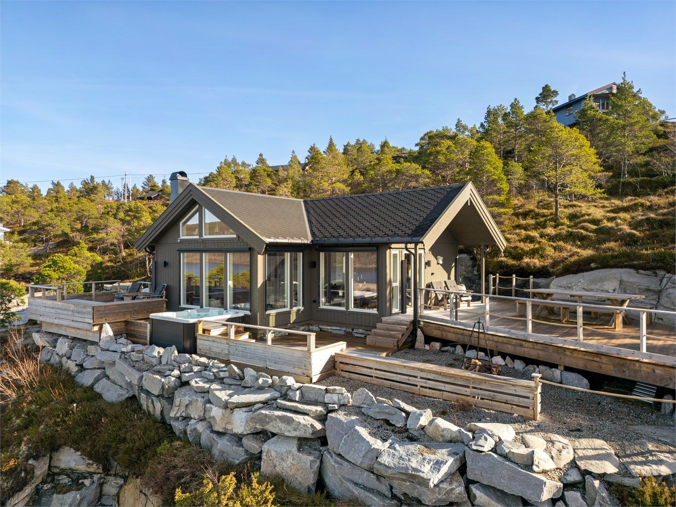 Stilig hytte på utsiktstomt med vakker beliggenhet ved fjorden.