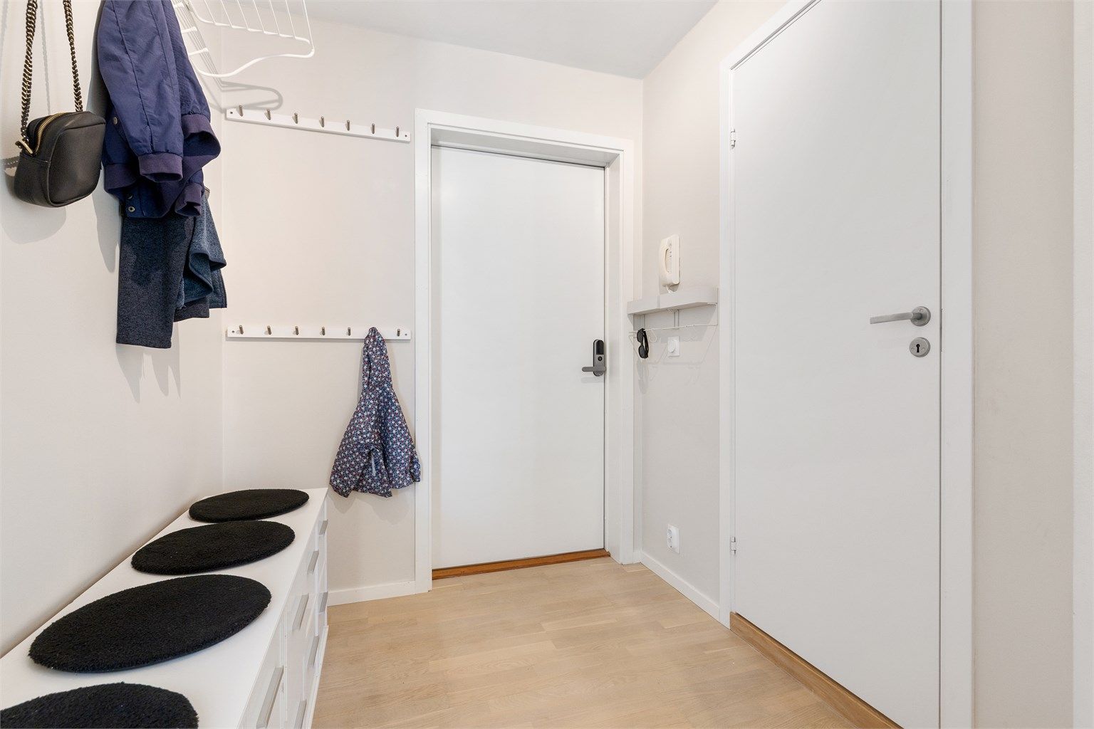 Hybelens egen entré har plass til yttertøy og sko.