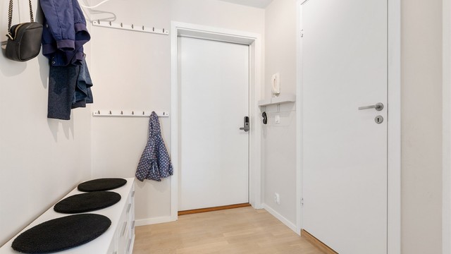 Hybelens egen entré har plass til yttertøy og sko.