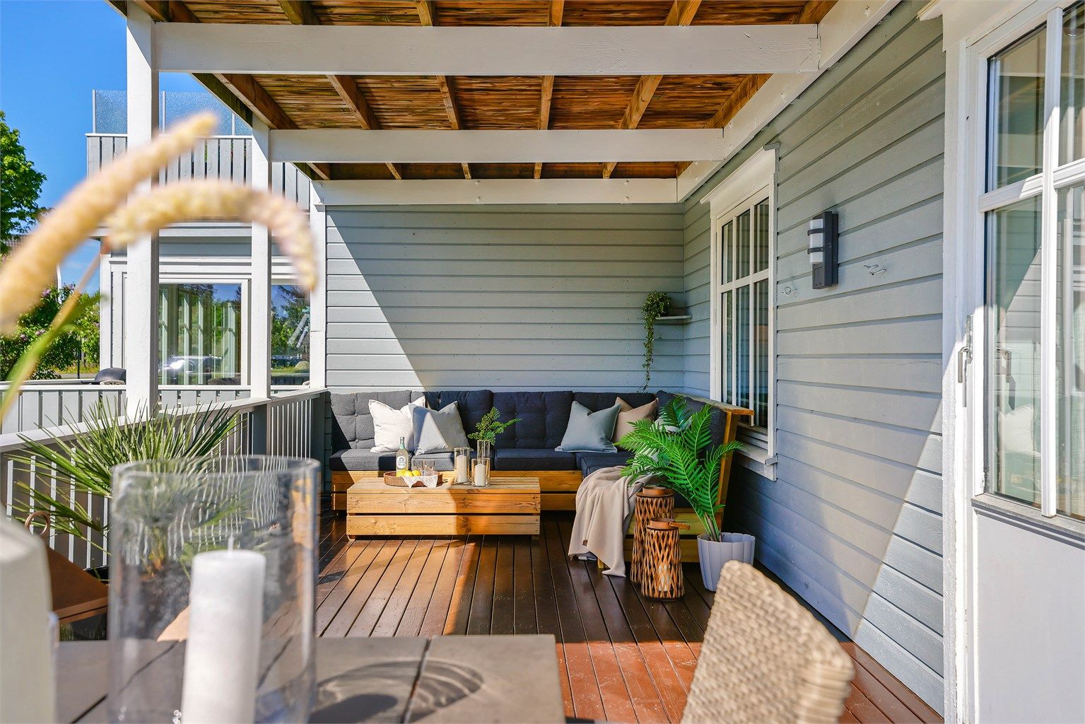 Romslig terrasse med gode solforhold, og god plass til møblering.