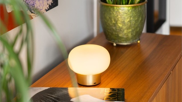Gjennomgående materialvalg med parkett på gulv og malte veggflater gir leiligheten et helhetlig og tidløst preg.
