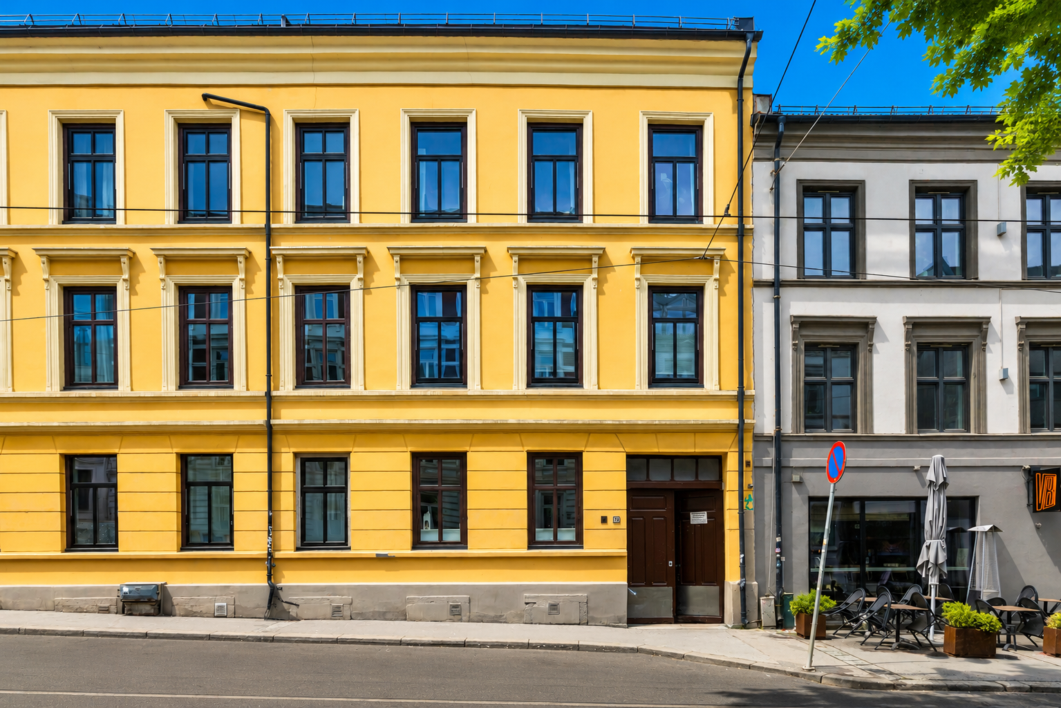 Leiligheten har gjennomgående planløsning med hyggelig soverom vendt mot rolig bakgård. Bildet er ai redigert. 