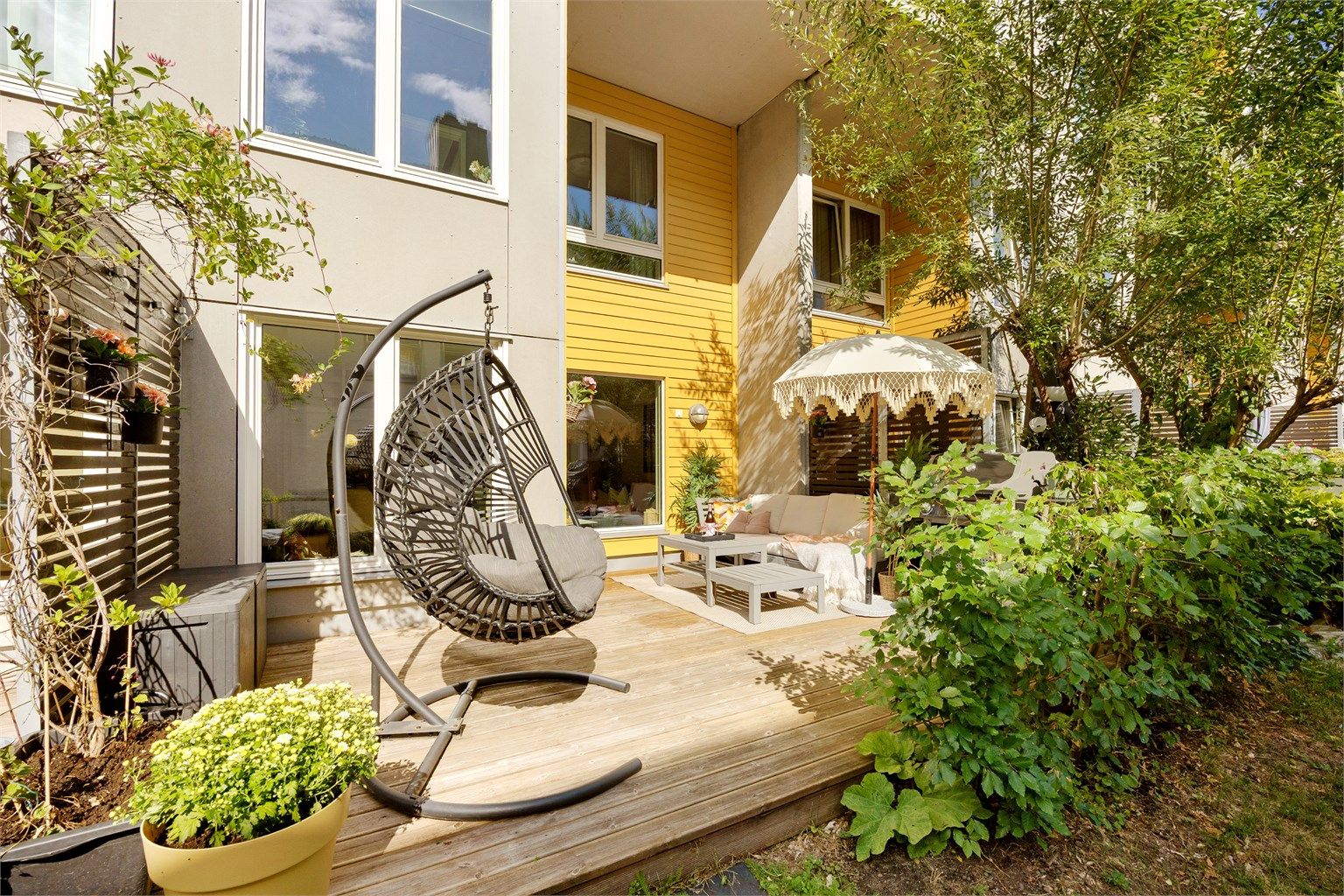 Leiligheten går over to plan og har en stor terrasse på 17 kvm utenfor - Foto: Eiendomsfoto 