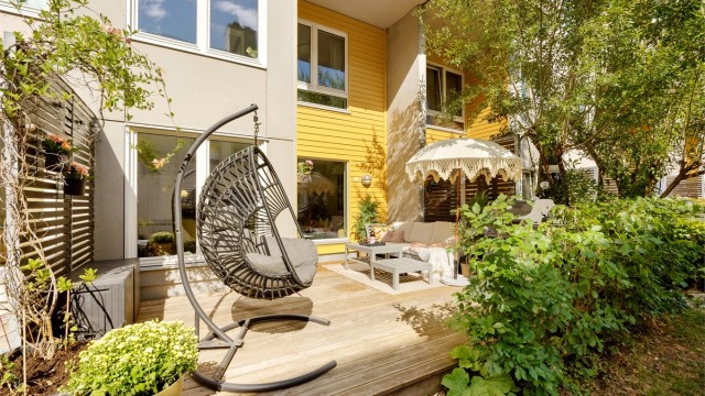 Leiligheten går over to plan og har en stor terrasse på 17 kvm utenfor - Foto: Eiendomsfoto