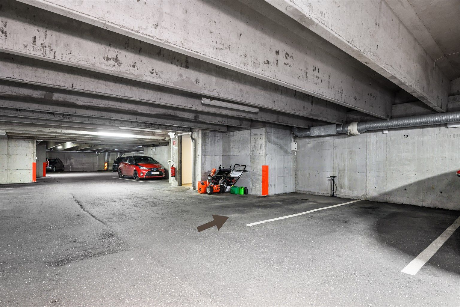 Fast plass i garasjen nærmest inngang/utgang. 