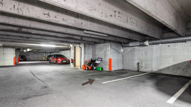 Fast plass i garasjen nærmest inngang/utgang.