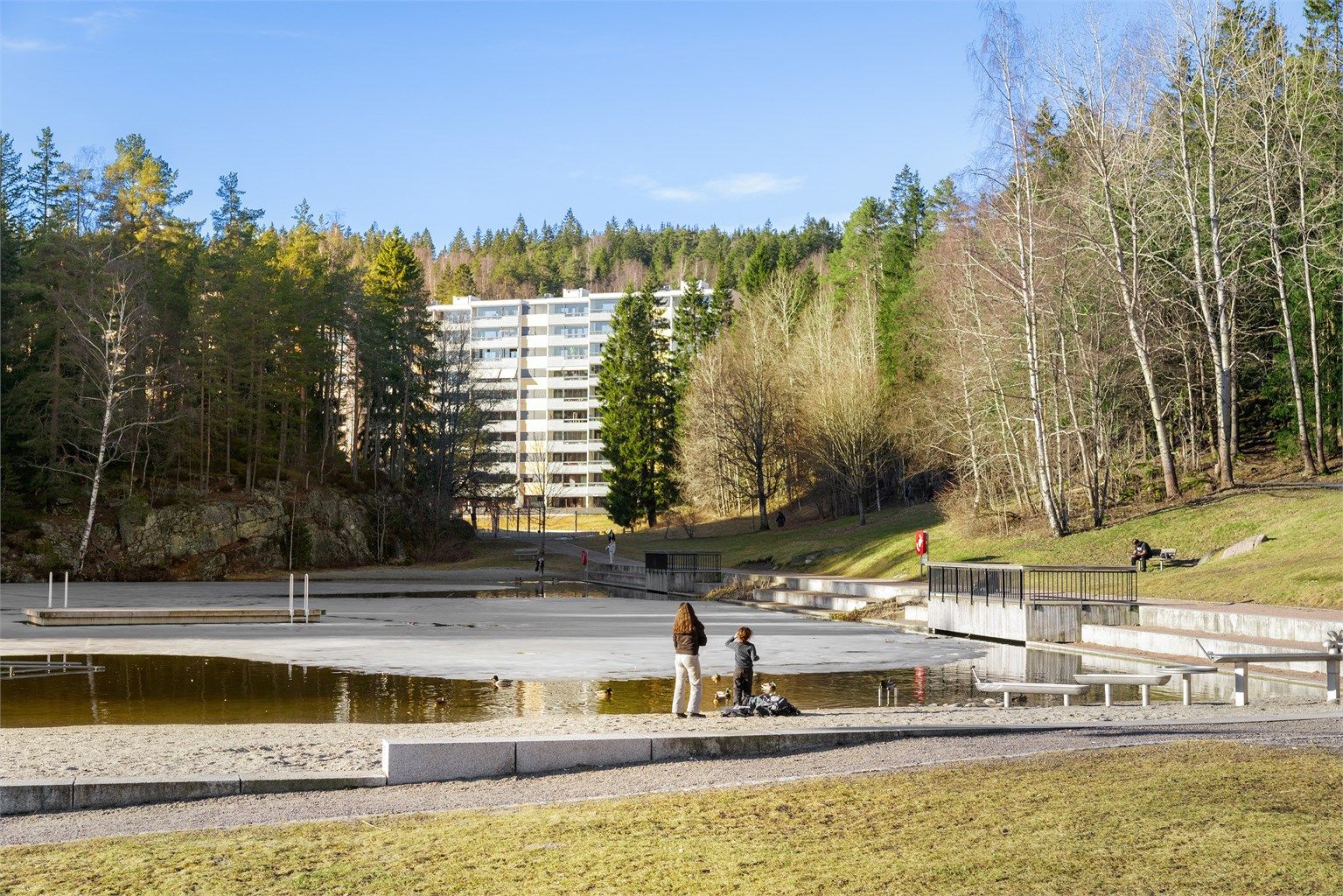 Kollektivtilbudet er godt, med kort vei til T-banens linje 4 og 5 som tar deg direkte til sentrum.