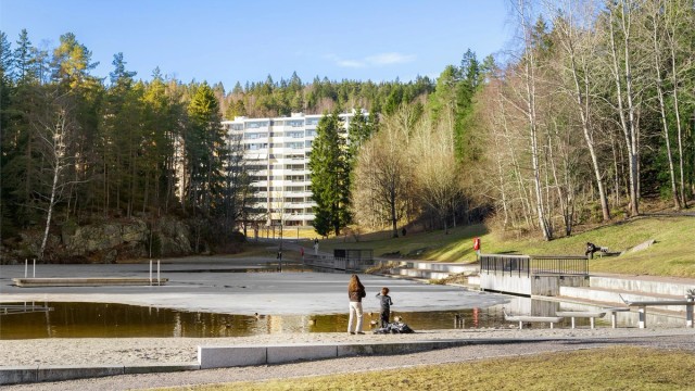 Kollektivtilbudet er godt, med kort vei til T-banens linje 4 og 5 som tar deg direkte til sentrum.
