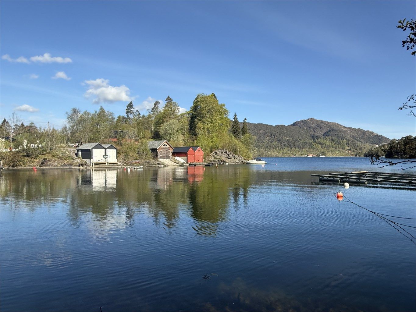 Nordåsvannet med naustet på andre siden. 