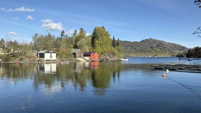 Nordåsvannet med naustet på andre siden.