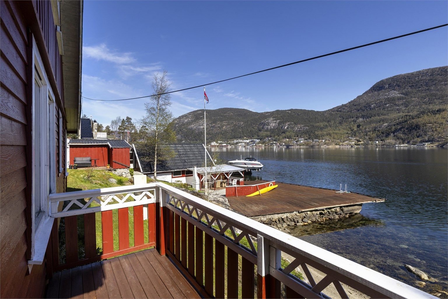 Fra balkongen har man god oversikt over eiendommen og sjøen.