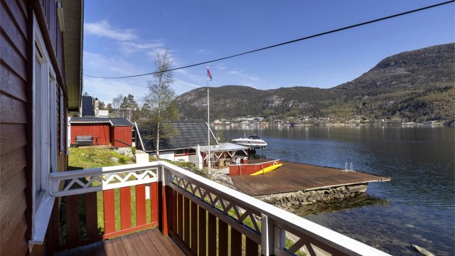 Fra balkongen har man god oversikt over eiendommen og sjøen.