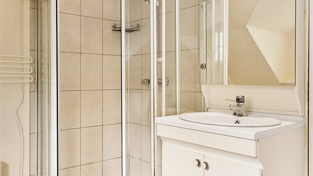 Enkelt bad med wc, dusj, servant og opplegg til vaskemaskin.