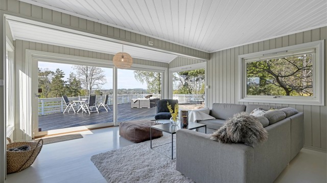Innvendig fremstår boligen lys og trivelig, med nylig malte overflater i lyse, harmoniske farger som gir en lun og innbydende atmosfære
