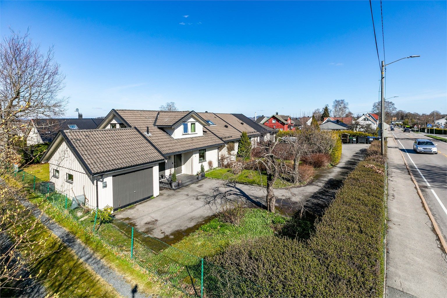 I husrekken som også tilsvarer sameiet inngår tre boliger hvorav 69B utgjør den midtre. Adkomst skjer på intern, felles vei.