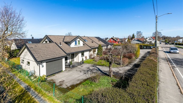 I husrekken som også tilsvarer sameiet inngår tre boliger hvorav 69B utgjør den midtre. Adkomst skjer på intern, felles vei.