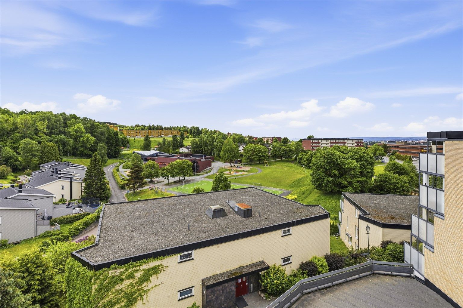 Fantastisk terrasse på 13 m² med flott utsikt og gode solforhold. Balkongen har utsikt mot grøntområder, skog og byen