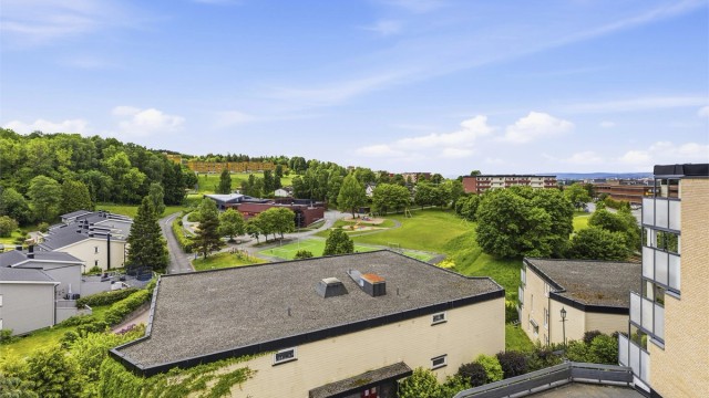 Fantastisk terrasse på 13 m² med flott utsikt og gode solforhold. Balkongen har utsikt mot grøntområder, skog og byen