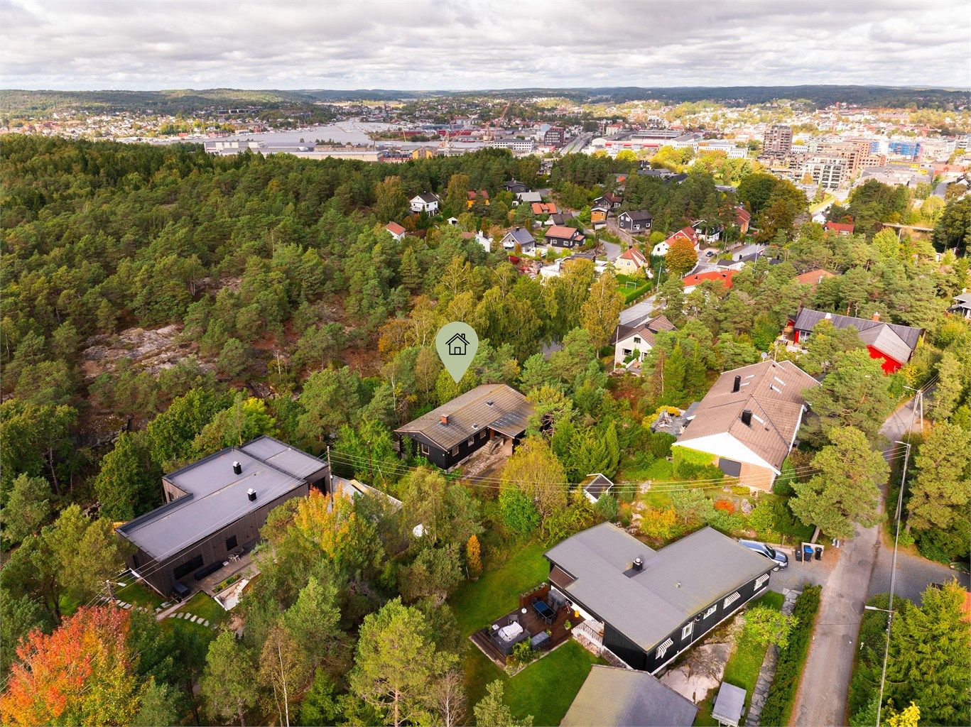 Helt innerst i Enerstien på nordre Kråkerøy ligger den tilbaketrukne eneboligen #18. Dette er en attraktiv anledning for deg som vil pusse opp og modernisere.