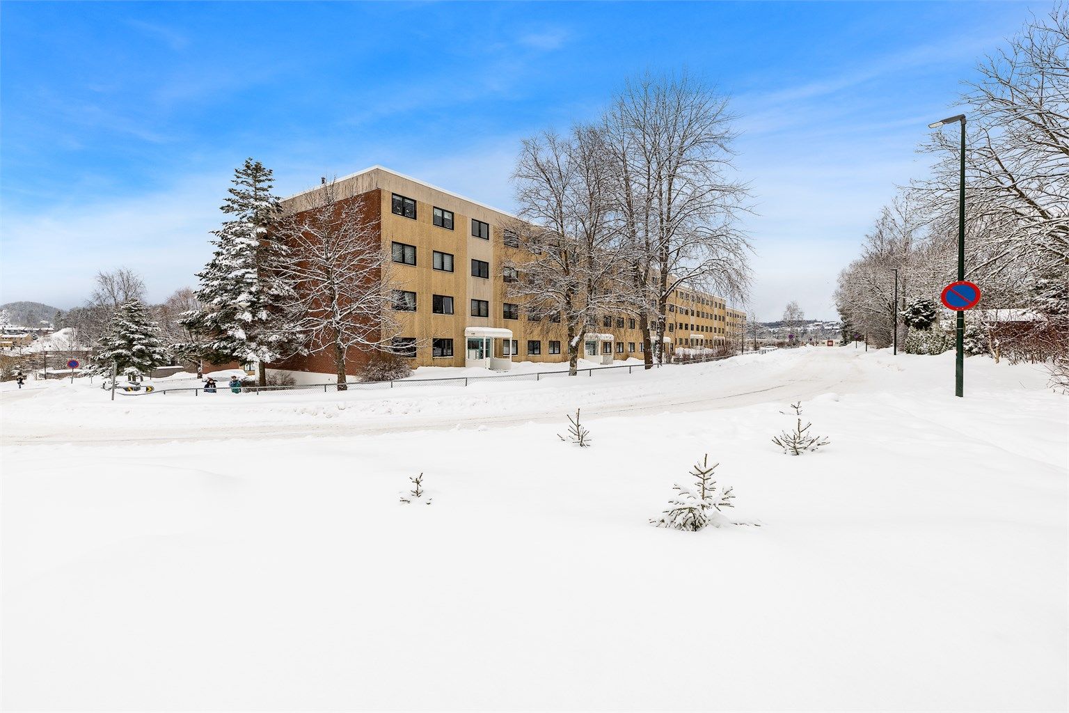 Leiligheten ligger i et veletablert borettslag med velholdte fellesområder.