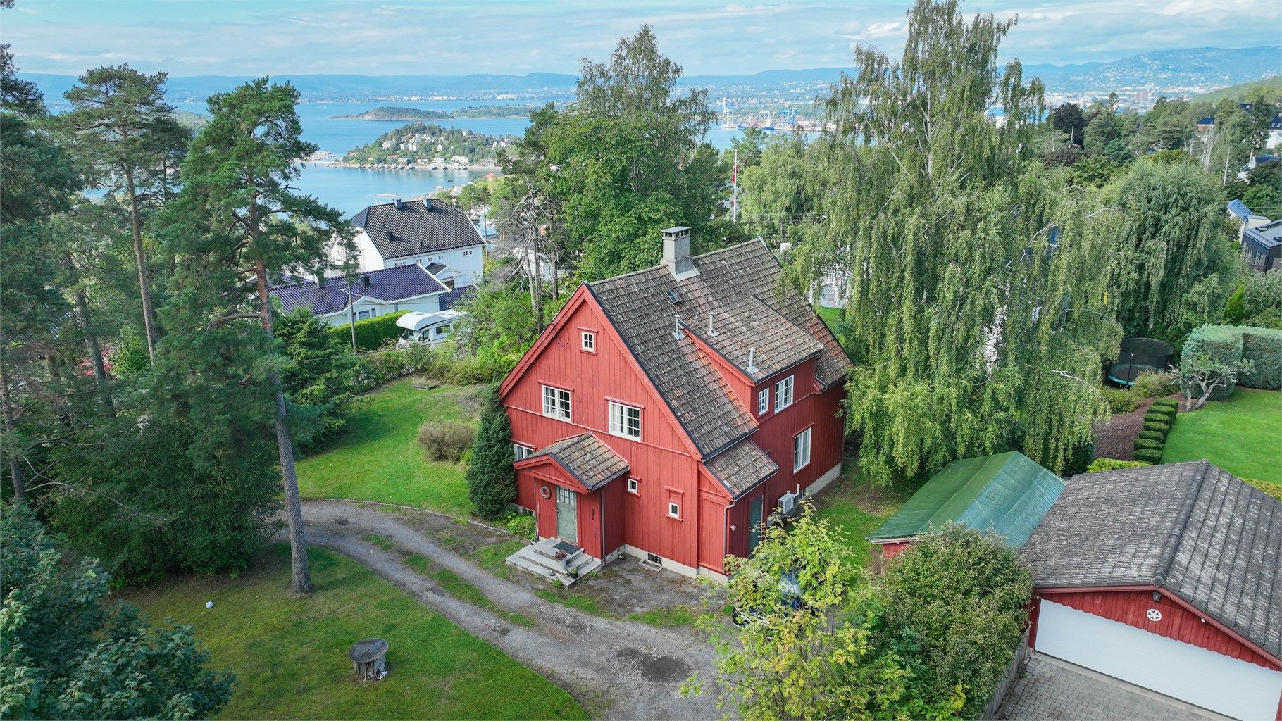 En klassisk villa fra 1926, solrikt og tilbaketrukket plassert på en stor tomt i Nordstrandskråningen.