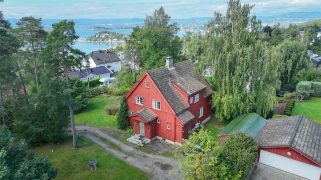 En klassisk villa fra 1926, solrikt og tilbaketrukket plassert på en stor tomt i Nordstrandskråningen.