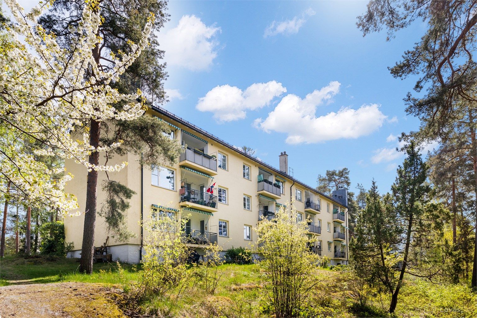 Til leiligheten følger det med garasjeplass i felles anlegg, samt rikelig med lagringsplass i tre boder.