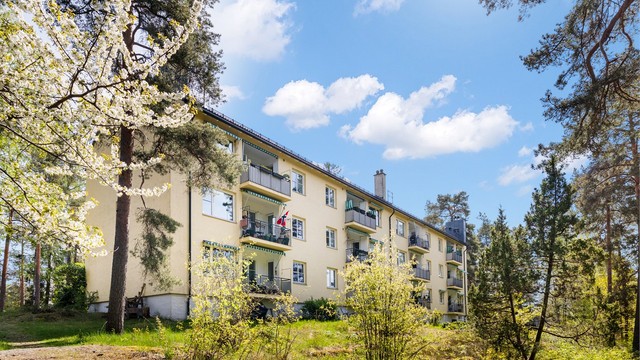 Til leiligheten følger det med garasjeplass i felles anlegg, samt rikelig med lagringsplass i tre boder.