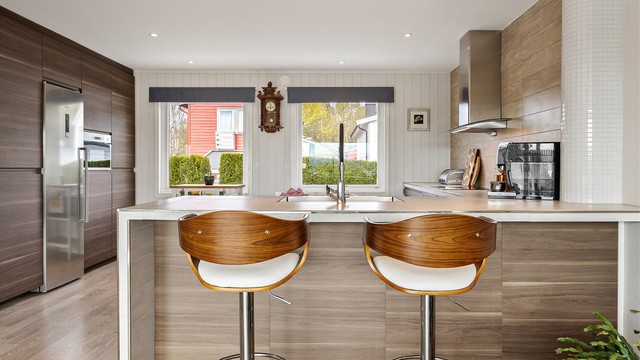 Kjøkkenet er fra 2017/18 og har en praktisk barløsning med sitteplasser.