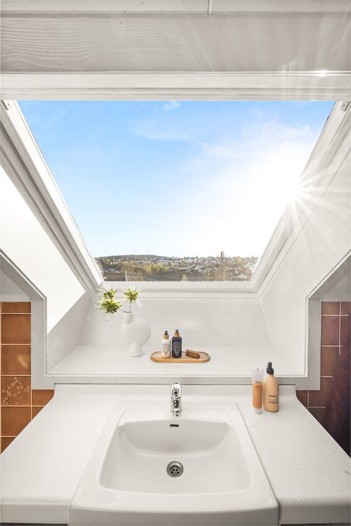 Takvinduet på badet gir ikke bare lys, men også en flott utsikt.