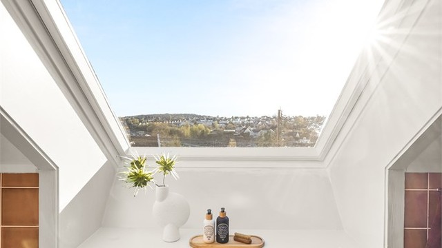 Takvinduet på badet gir ikke bare lys, men også en flott utsikt.