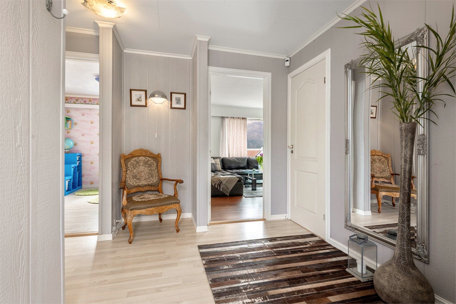 Gangen fungerer som et bindeledd mellom stuen, soverommene og badet i første etasje.