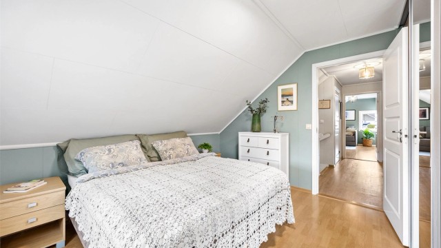 Hovedsoverommet har romslig skyvedørsgarderobe med speilfronter.