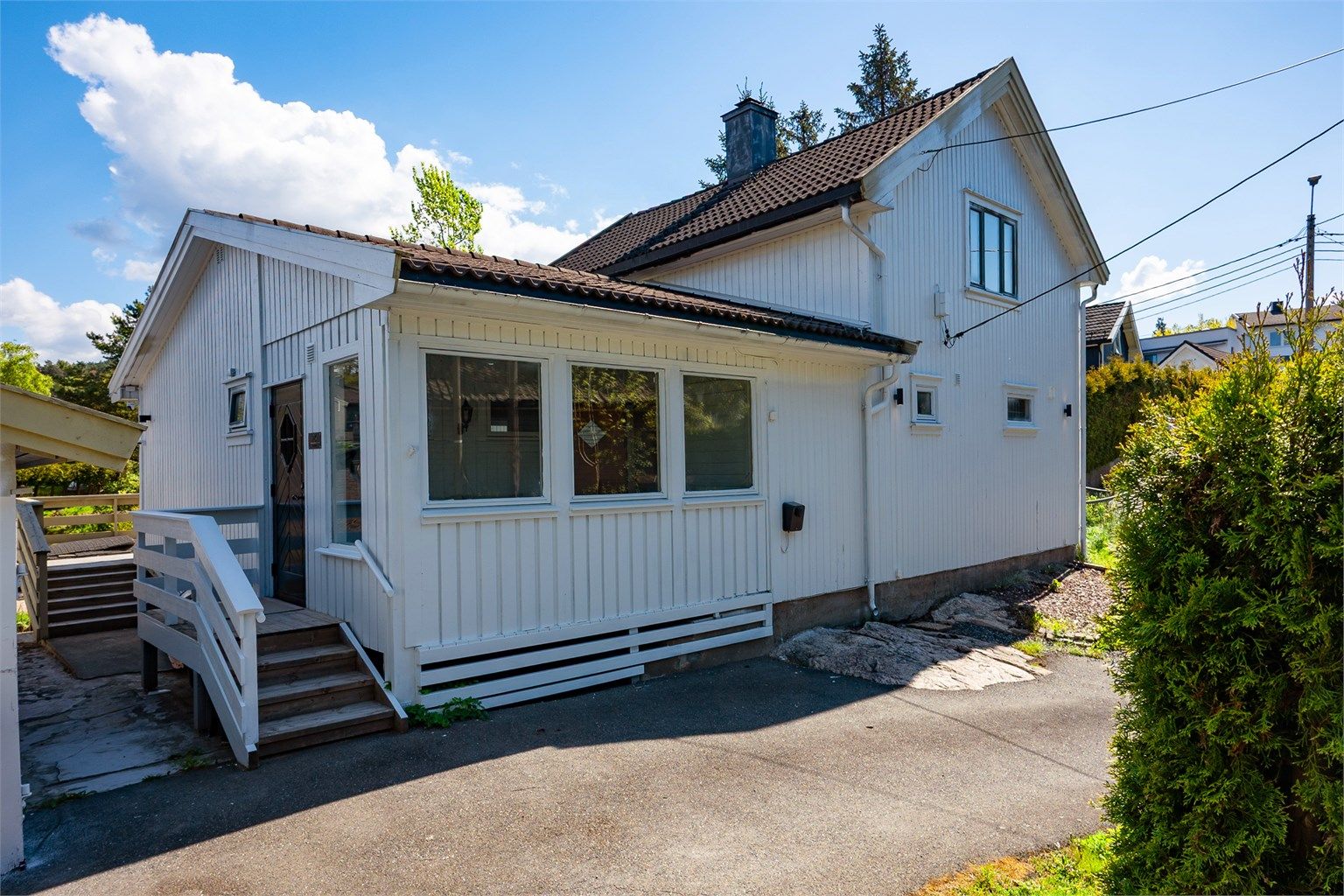Entreen er tilbygget boligen på ukjent tidspunkt. Lader til EL-bil er montert på husveggen. Det foreligger ikke dokumentasjon på søknad/melding til kommunen om oppføring av dette tilbygget.