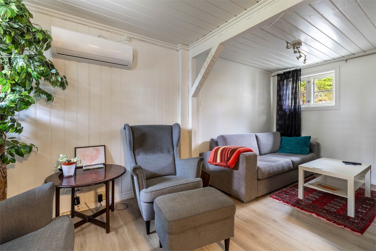 Hyggelig stue med lyse farger og fint gulv. Varmepumpe er nylig montert.