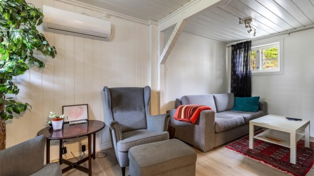 Hyggelig stue med lyse farger og fint gulv. Varmepumpe er nylig montert.