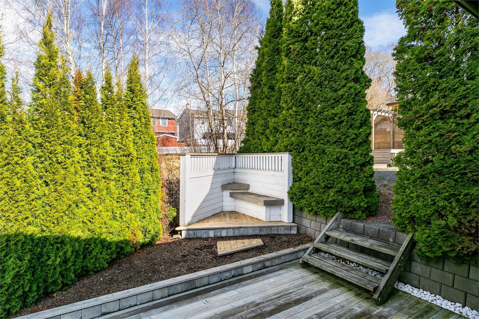 Eiendommen grenser i nord til et ubebygget grøntbelte og har av den grunn ingen tilstøtende bebyggelse på inngangssiden.