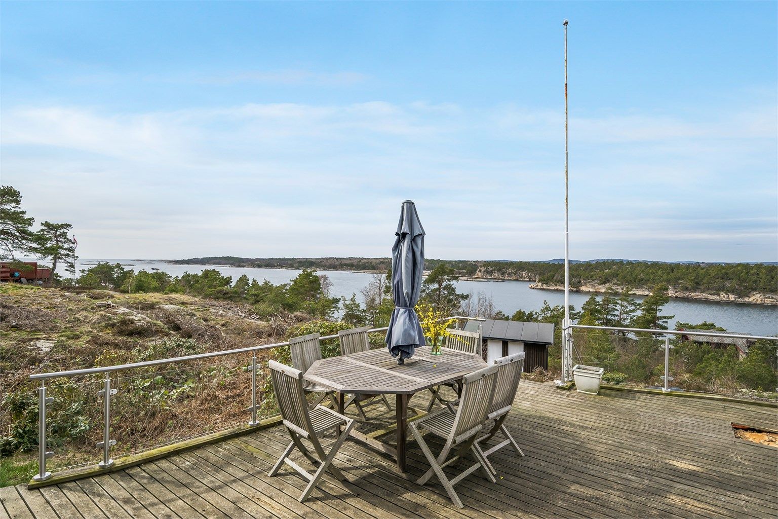 Her er det nydelig uteplass hvor man kan flytte seg i takt med solen, eller trekke seg tilbake i skyggen om du ønsker det å lese en bok i ro og mak.