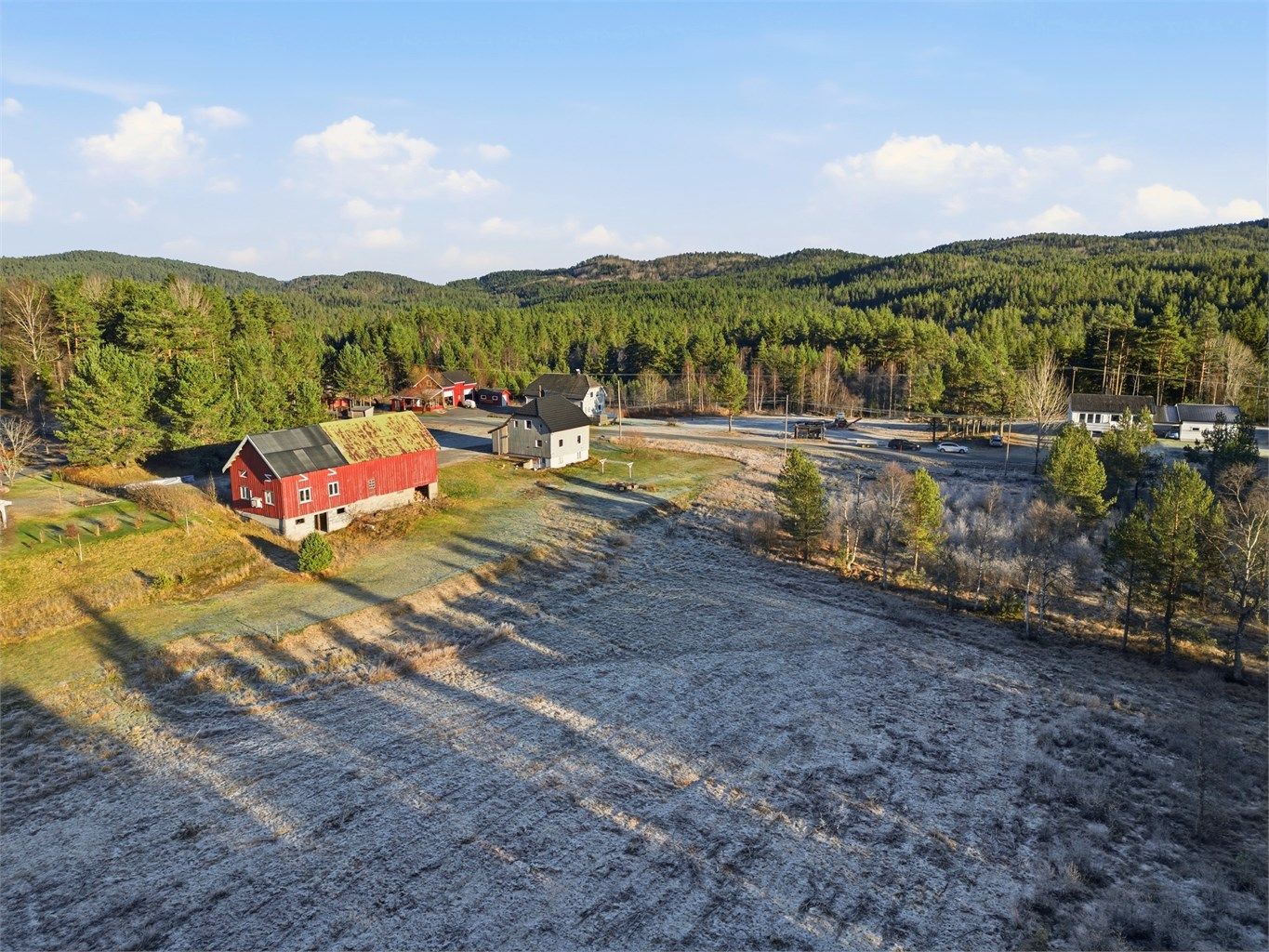 Låven byr på stall, lagringsloft, flere boder og verksted. Det var tidligere møbelsnekkeri i hovedetasjen.