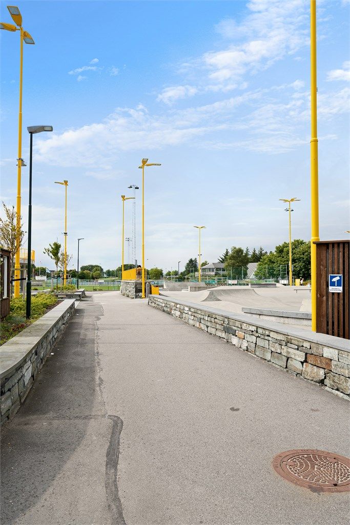 Idrettsanlegg, skatepark m.m., i gangavstand fra boligen. 
