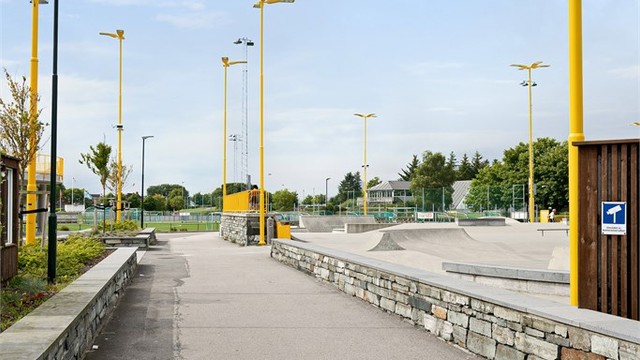 Idrettsanlegg, skatepark m.m., i gangavstand fra boligen.
