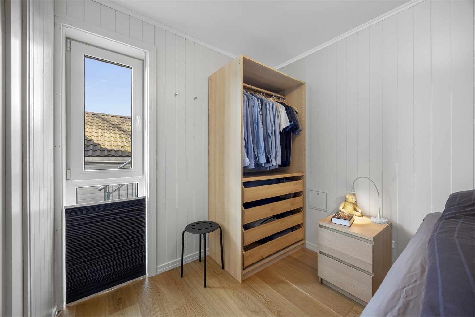 Soverom med god plass til seng og garderobeløsning. 