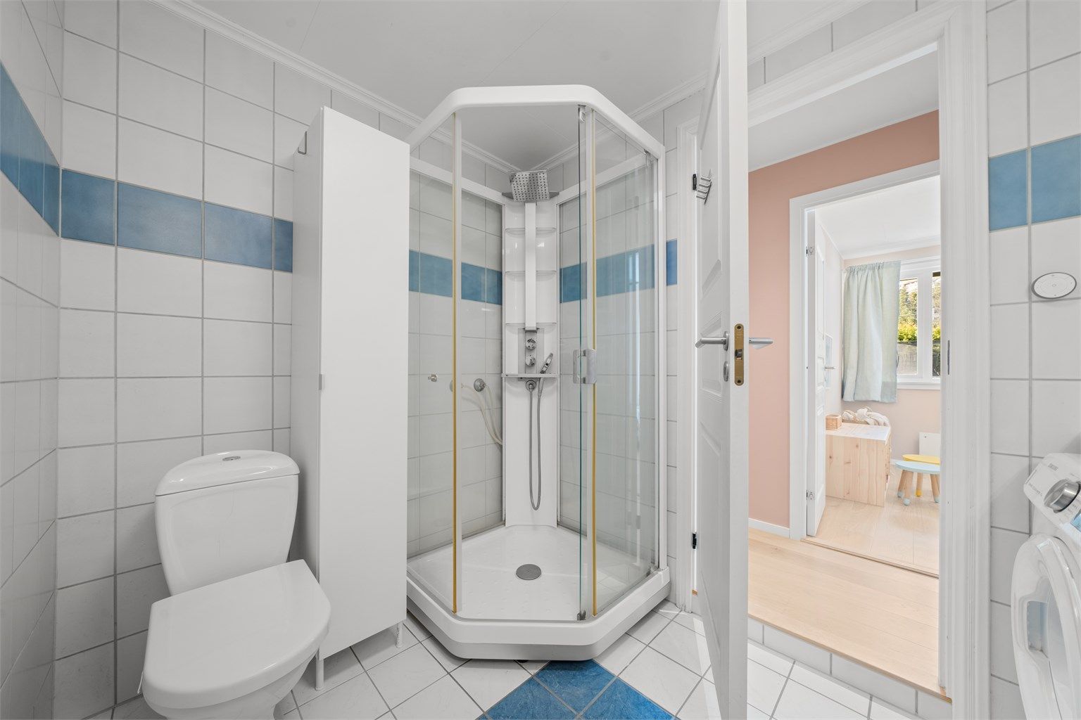 Bad 2 i 1.etg med toalett, dusjkabinett og opplegg for vaskemaskin og tørketrommel. TG3 etter helhetsvurdering.